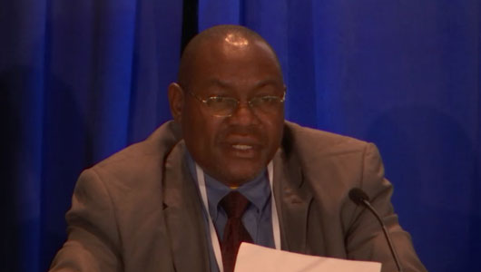 Gideon Amanyire en la CROI 2016. Crédito de la imagen: www.croiwebcasts.org 